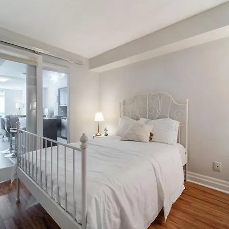 Spacious 2 Bedroom Plus Den, 2 Bath, Sleeps 5 With Balcony And Lakeview Downtown Toronto Condo Exterior photo
