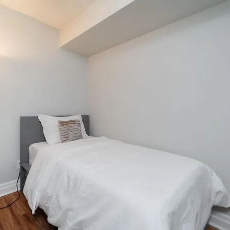 Spacious 2 Bedroom Plus Den, 2 Bath, Sleeps 5 With Balcony And Lakeview Downtown Toronto Condo Exterior photo