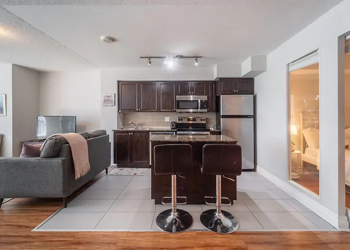 Spacious 2 Bedroom Plus Den, 2 Bath, Sleeps 5 With Balcony And Lakeview Downtown Toronto Condo
