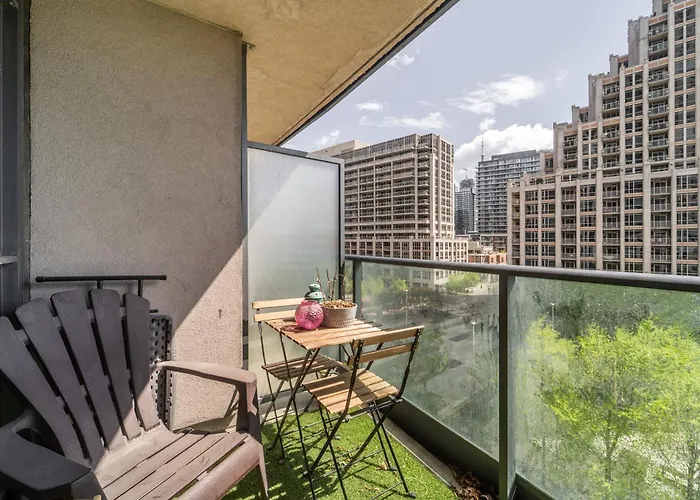 Spacious 2 Bedroom Plus Den, 2 Bath, Sleeps 5 With Balcony And Lakeview Downtown Toronto Condo